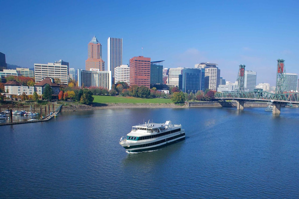 Willamette River Lunch Cruise - Slow Dining with Scenic Views in Portland (Oregon)