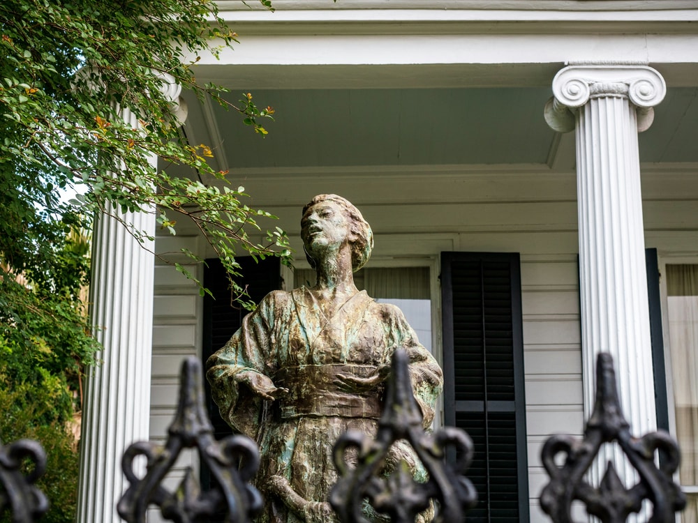 New Orleans Garden District Walking Tour in New Orleans