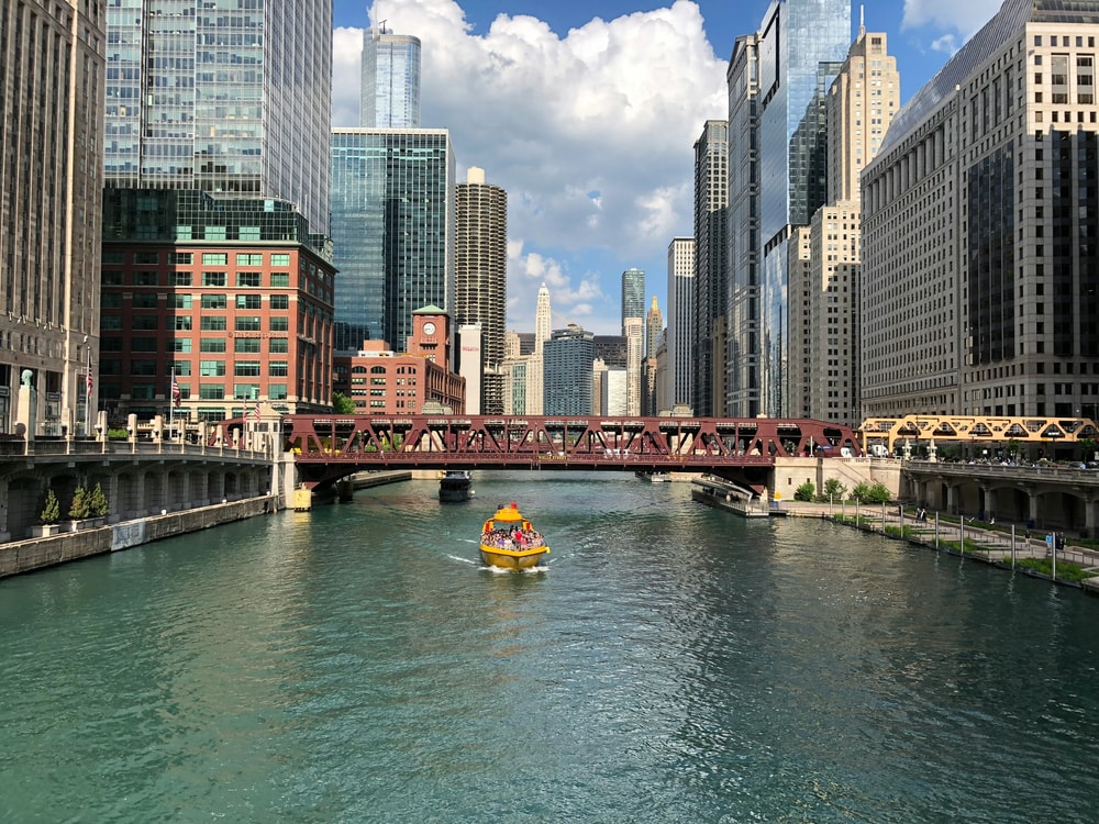Lake Michigan and Chicago River Architecture Cruise by Speedboat in Chicago