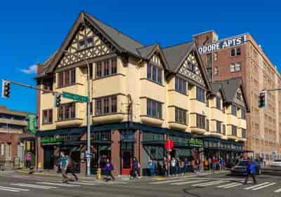 College Inn Hotel - Historic Charm by the University